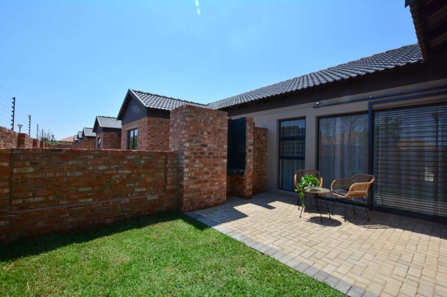 To Let 2 Bedroom Property for Rent in Van Der Hoff Park North West